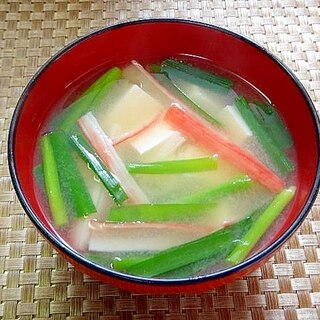 豆腐とカニカマにらの味噌汁